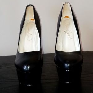 Privileged cross heel platform pumps